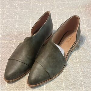 Catherine Malandrino Olive Swan D’Orsay size 10. Flats. New w/box